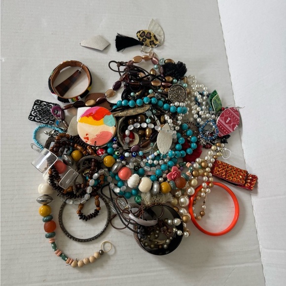 Over 2 Lbs Bulk Scrap Craft Junk Jewelry Lot Crafter Necklace Earring Bracelet - Picture 2 of 2